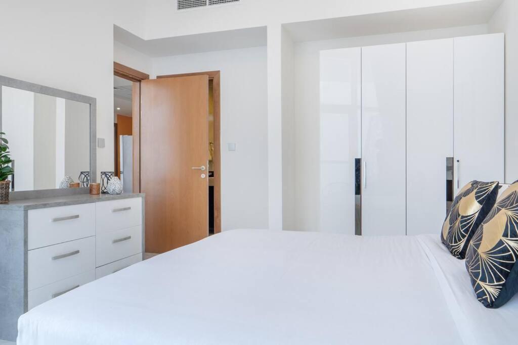 Lively Pop Apartment On The Business Bay Canal Dubai Exterior photo