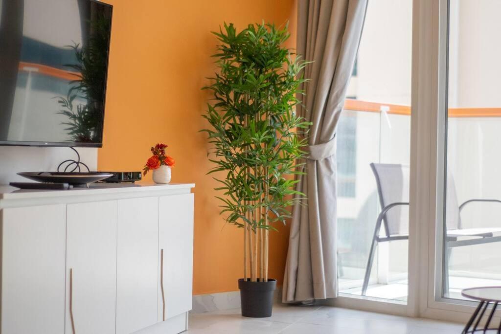 Lively Pop Apartment On The Business Bay Canal Dubai Exterior photo