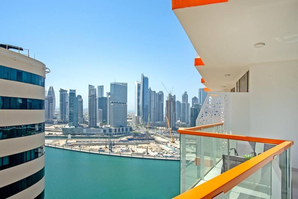 Lively Pop Apartment On The Business Bay Canal Dubai Exterior photo