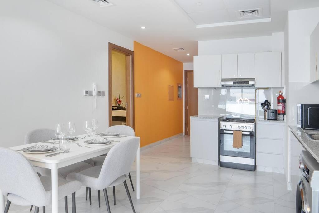 Lively Pop Apartment On The Business Bay Canal Dubai Exterior photo
