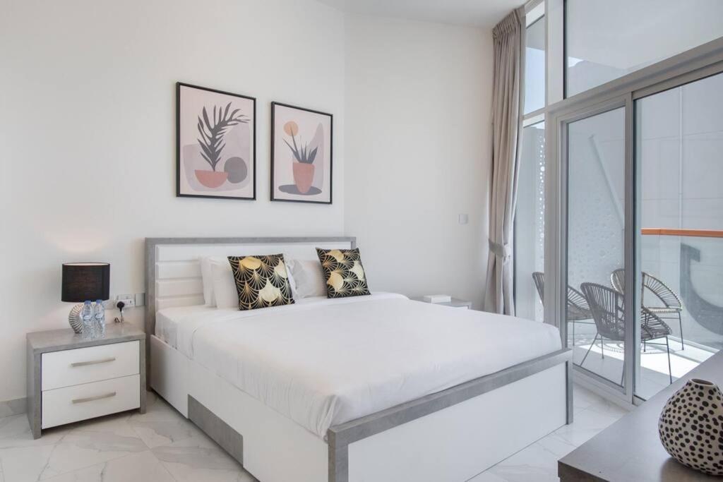 Lively Pop Apartment On The Business Bay Canal Dubai Exterior photo